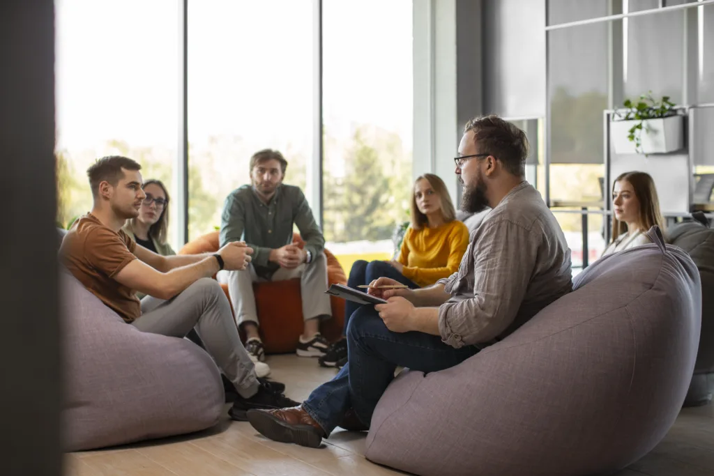 personas-que-asisten-una-reunion-de-terapia